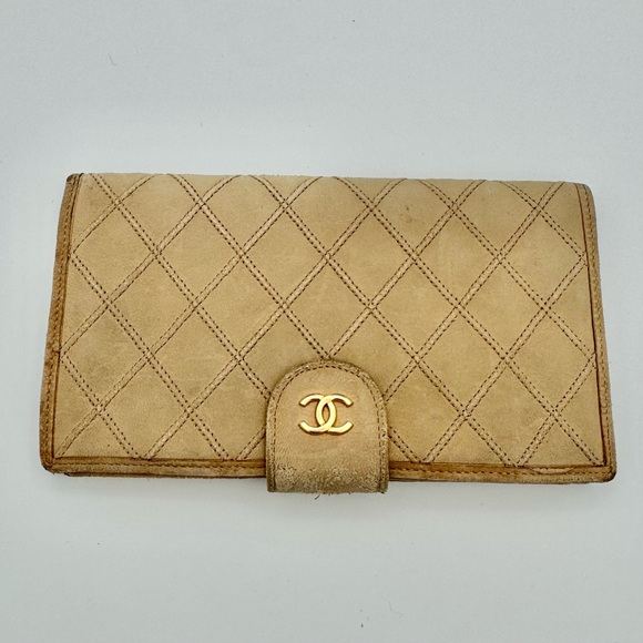CHANEL Handbags - Chanel Vintage Beige Quilted Women's Wallet